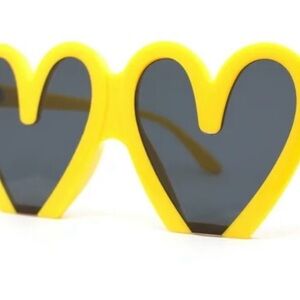 Heart-Shaped Trendy Sunglasses with soft case